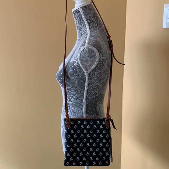 SOLD OUT!! LAST ONE - NWT DOONEY & BOURKE ORIOLES LOGO CROSSBODY - Picture 3 of 6